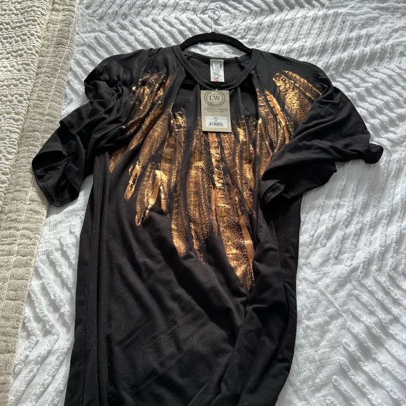 Brand new gold accent top - Picture 2 of 2